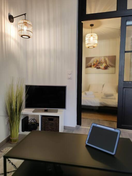 Cocon De Charline - Charme Et Elegance Dans Le Centre Apartment มงโตบ็อง ภายนอก รูปภาพ
