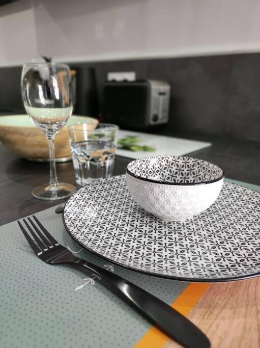 Cocon De Charline - Charme Et Elegance Dans Le Centre Apartment มงโตบ็อง ภายนอก รูปภาพ